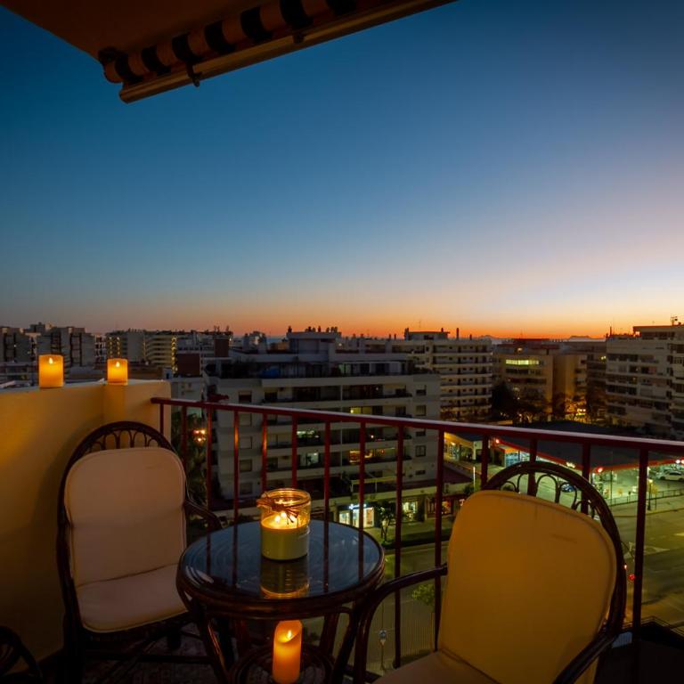 MARBELLA BANUS SUITES - Marbella Centre Soriano 56 Suite Apartment - Three-Bedroom Apartment with Balcony - 12