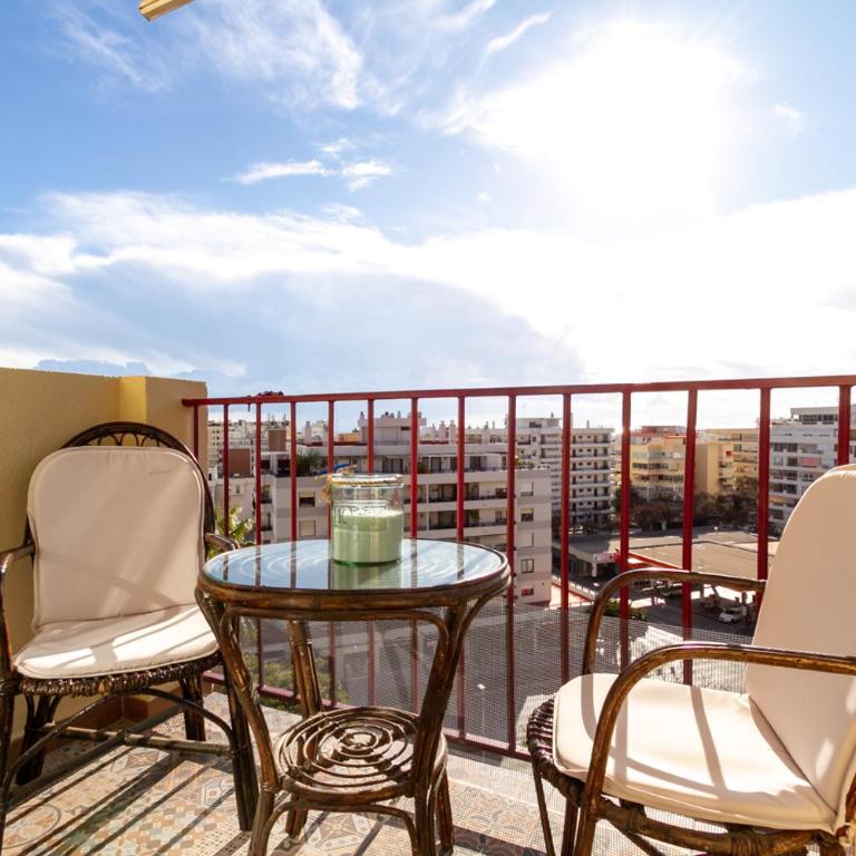 MARBELLA BANUS SUITES - Marbella Centre Soriano 56 Suite Apartment - Three-Bedroom Apartment with Balcony - 5
