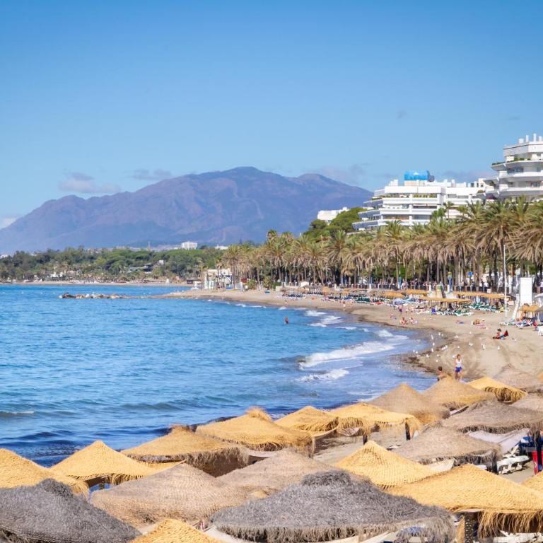 MARBELLA BANUS SUITES - Marbella Centre Soriano 56 Suite Apartment - Three-Bedroom Apartment with Balcony - 64