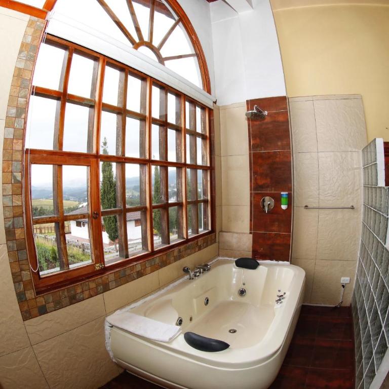 Hosteria Loma Larga Cayambe - Suite con bañera de hidromasaje - 4
