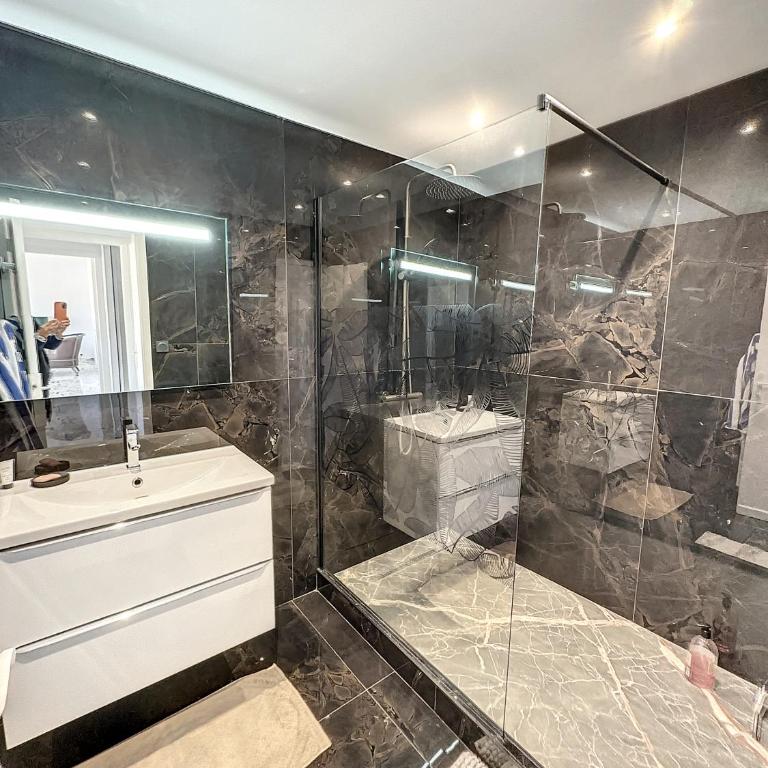 SUQ3 - Très beau 2 pièces avec terrasse - Appartement 1 Chambre - 16