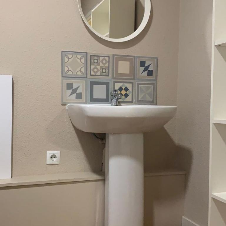 Somnio Hostels - Single Room with Shared Bathroom - 6