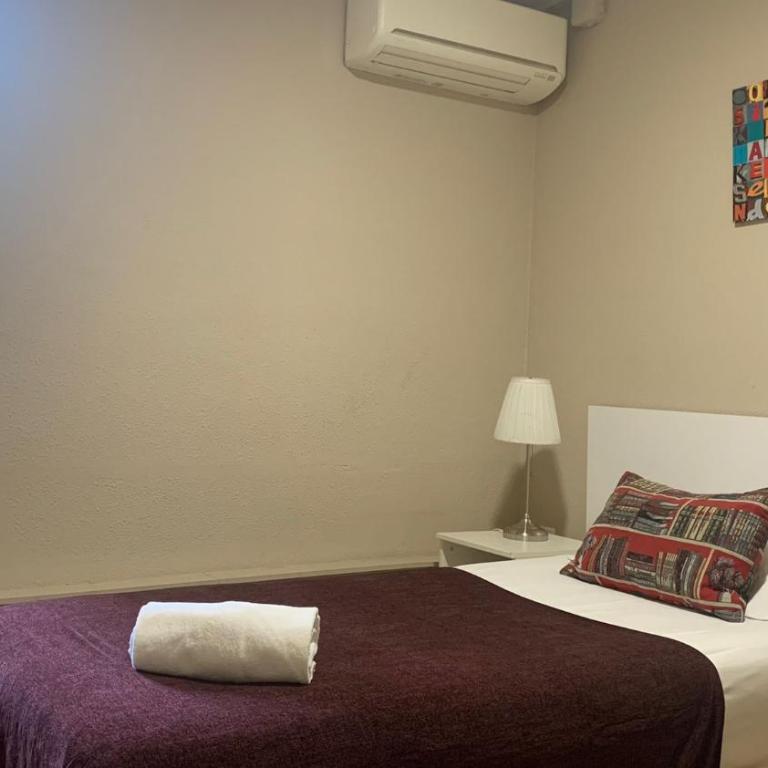 Somnio Hostels - Single Room with Shared Bathroom - 5