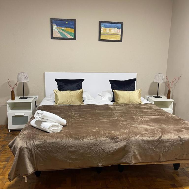 Somnio Hostels - Superior Double or Twin Room with Shared Bathroom - 2