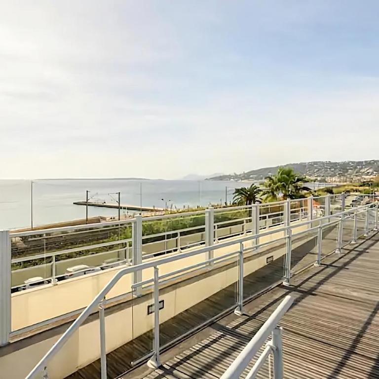 Rooftop pool, private garden, at the sand beach! - Three-Bedroom Apartment - 5