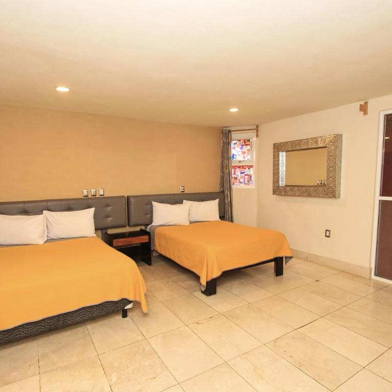 La Vista - Budget Double Room with Two Double Beds - 5
