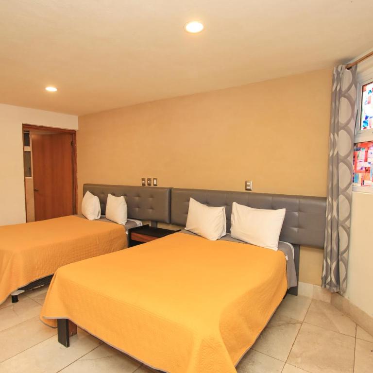 La Vista - Budget Double Room with Two Double Beds - 9