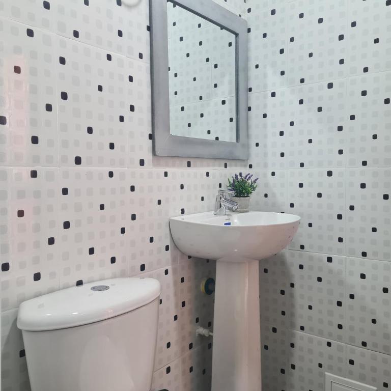 Hotel Alcázar Real - Habitación Familiar con baño privado - 4