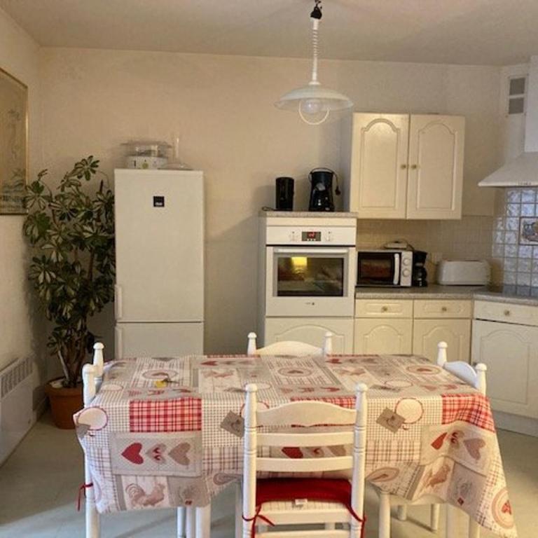Studio tout équipé avec loggia, parking et Wi-Fi à 50m des cures - 2 pers - Animaux OK - Studio - 2
