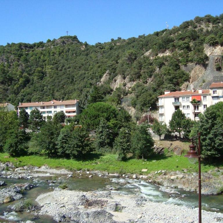 Appartement F3 avec balcon exposé sud, 2 chambres, proche commodités à Amélie-les-Bains - Two-Bedroom Apartment - 4