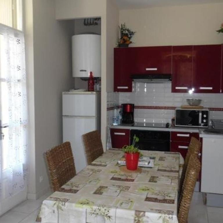 Charmant F2 avec balcon et parking, proche cure et centre-ville – Amélie-les-Bains - Appartement 1 Chambre - 3
