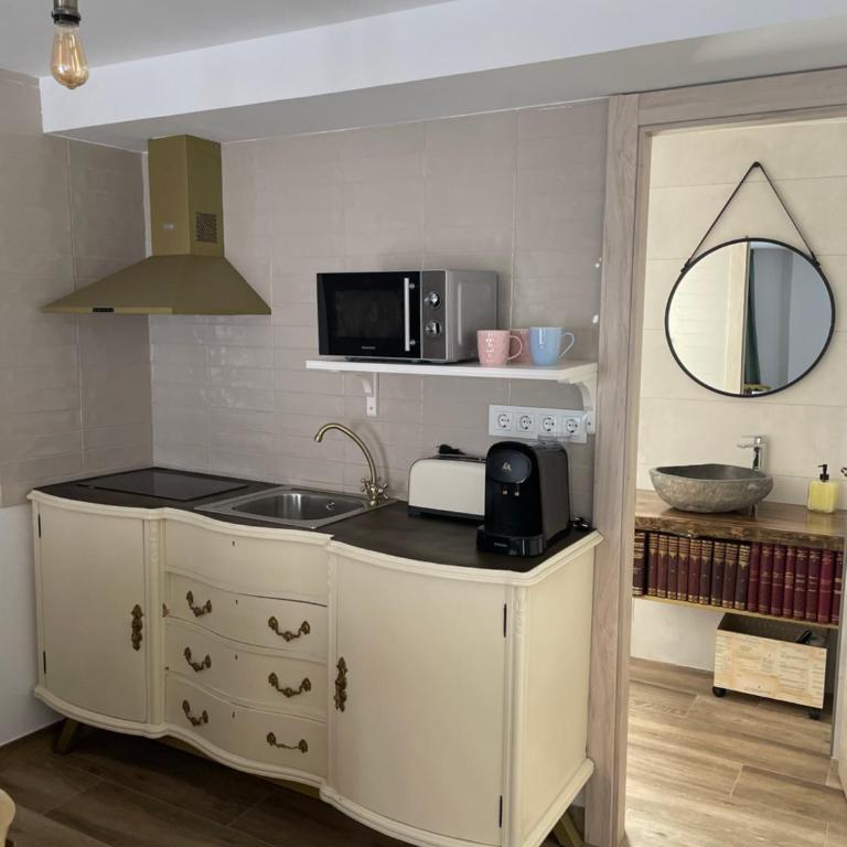 ATENEO CUENCA Suites con cocina en el casco histórico - Suite con balcón - 4