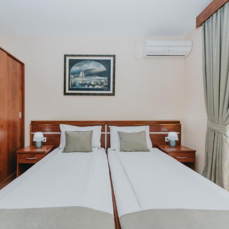 Apartmani Salus - Double or Twin Room with Balcony - 1