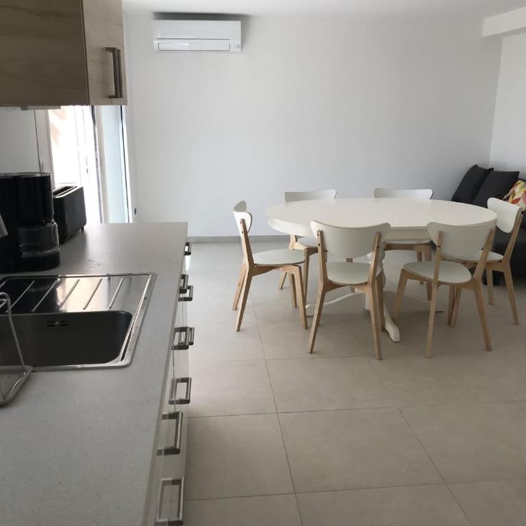 2 chambres et jardin à Bormes - Le Lavandou - Appartement 2 Chambres - 11