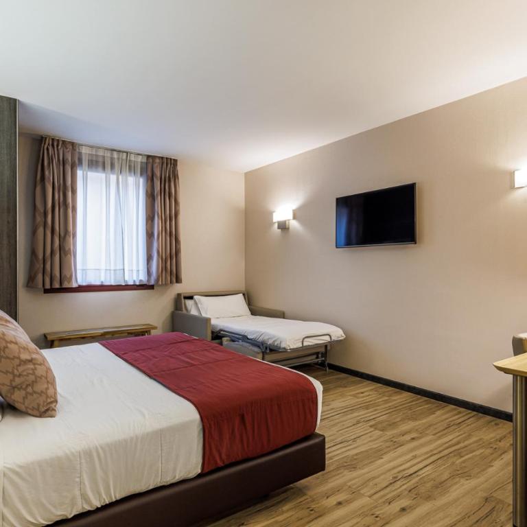 Hotel Ronda Lesseps - Small Triple Room Ground Floor - 1