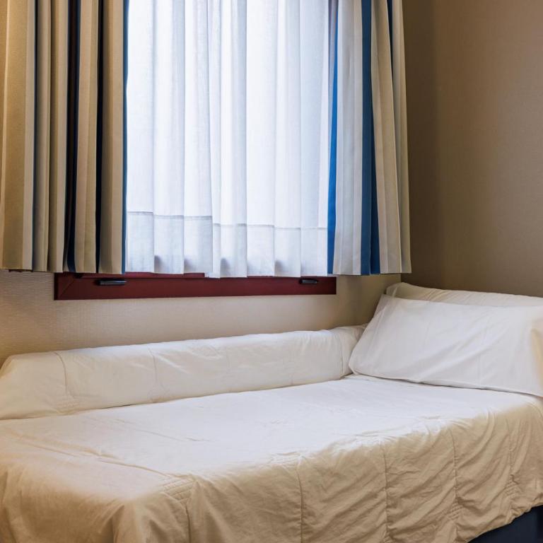 Hotel Ronda Lesseps - Small Triple Room Ground Floor - 13