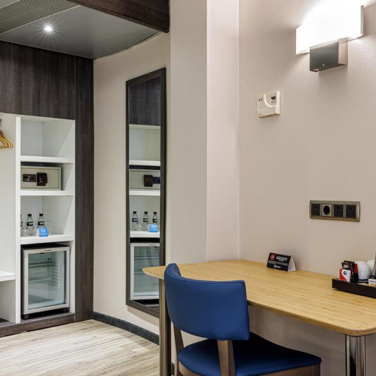 Hotel Ronda Lesseps - Small Triple Room Ground Floor - 16
