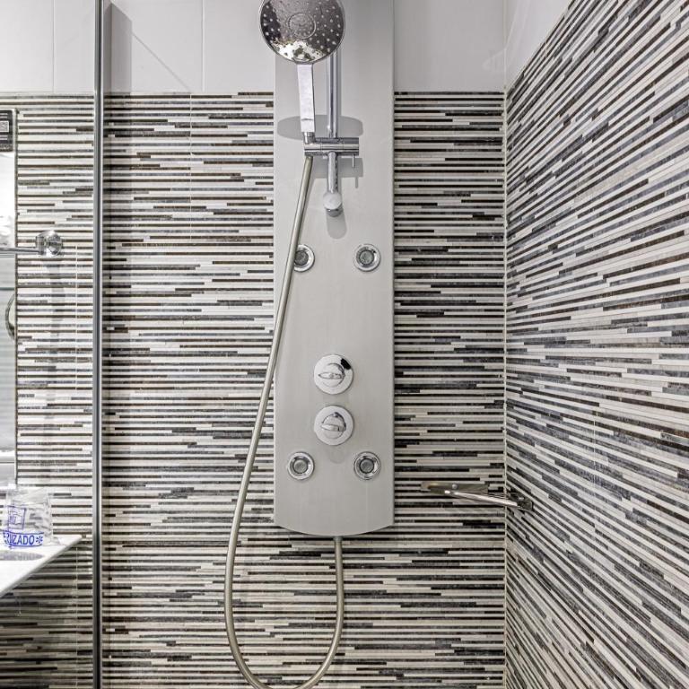 Hotel Ronda Lesseps - Small Triple Room Ground Floor - 17