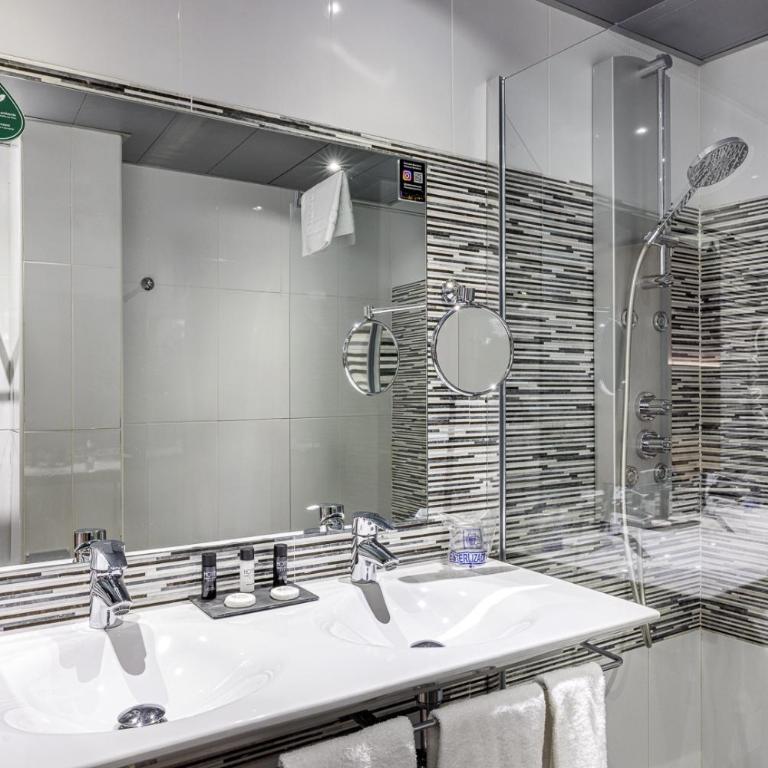 Hotel Ronda Lesseps - Small Triple Room Ground Floor - 19