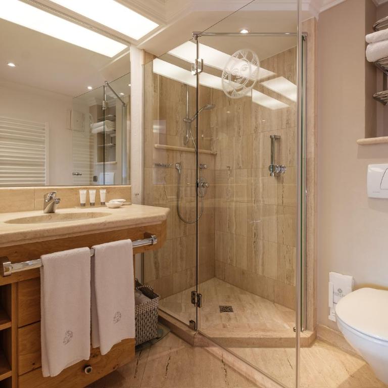 Sonnenalp Resort - Classic Room Double Bed - 1