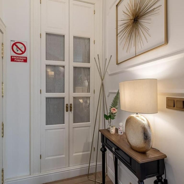 CH Elvira Luxury Apartment - One-Bedroom Apartment - 23