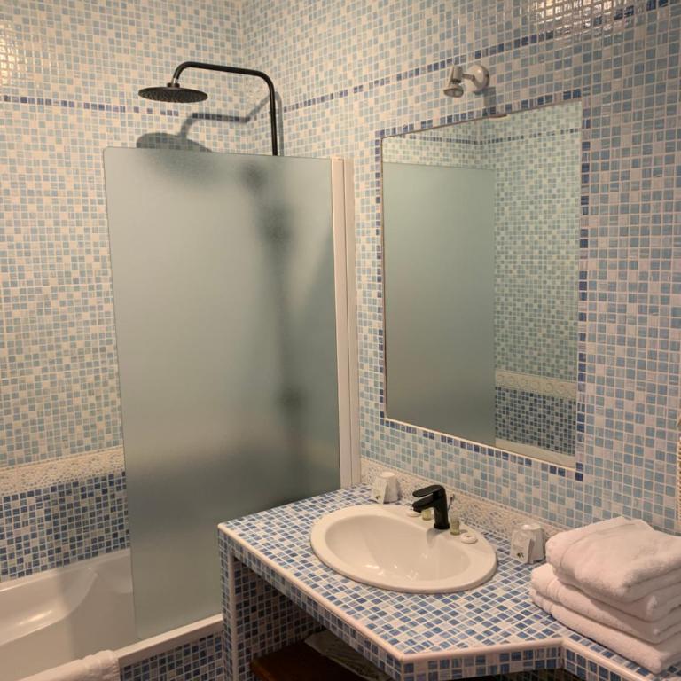 Le Catalan - Standard Double Room with Mountain View - 4