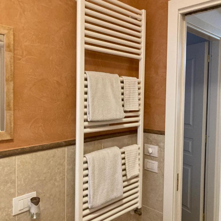 Spacious 2BR 2 Bathrooms 650m from Tower Modern Quiet - Appartamento con 2 Camere da Letto - 90