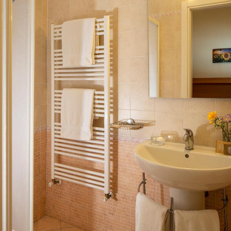 Hotel Sacro Cuore - Camera Tripla Superior - 7