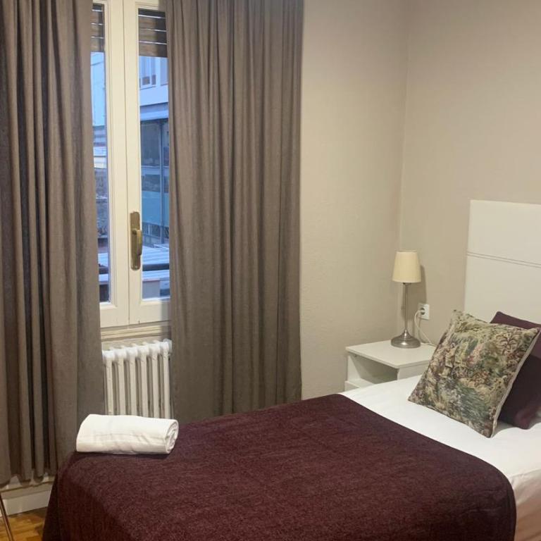 Somnio Hostels - Single Room with Private Bathroom - 1