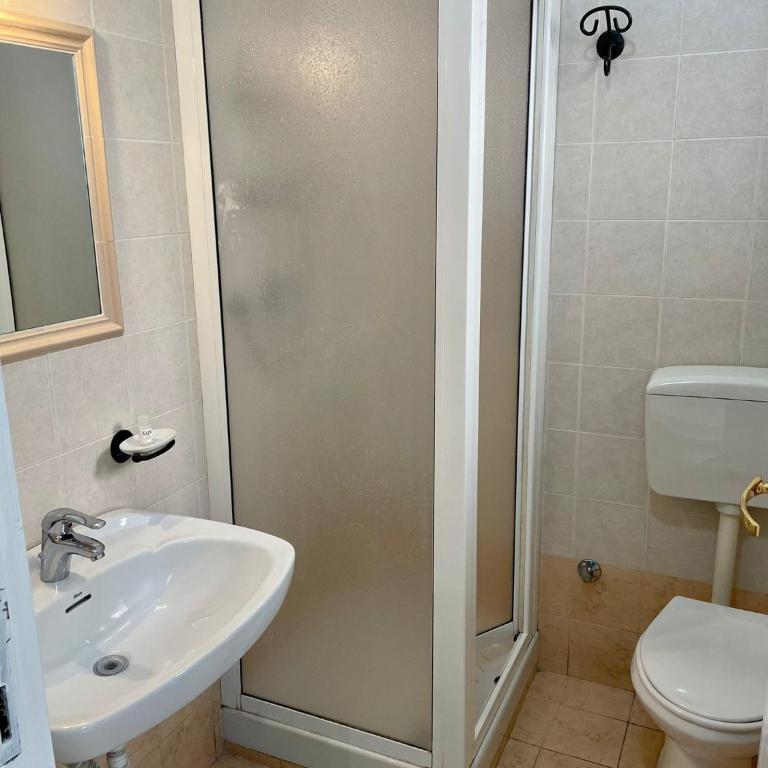 Casa Vittoria - Triple Room with Private Bathroom - 11