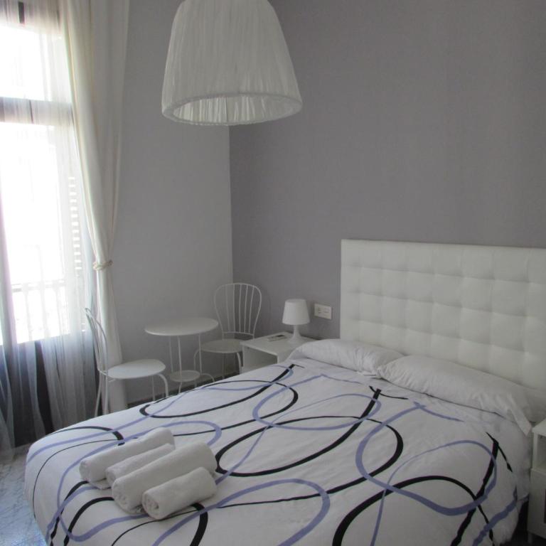 Pensió Cerdanya - Double Room with Private Bathroom and Balcony - 4