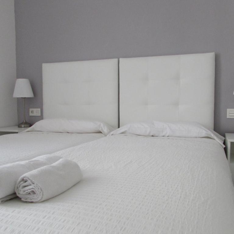 Pensió Cerdanya - Twin Room with Private Bathroom and Balcony - 2