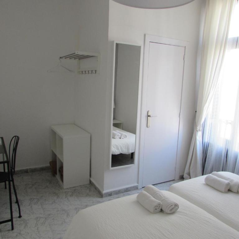 Pensió Cerdanya - Twin Room with Private Bathroom and Balcony - 4