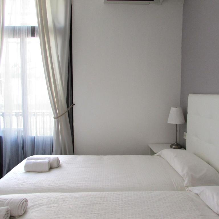 Pensió Cerdanya - Twin Room with Private Bathroom and Balcony - 3