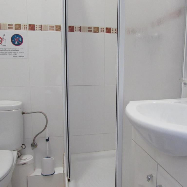 Pensió Cerdanya - Twin Room with Private Bathroom and Balcony - 1
