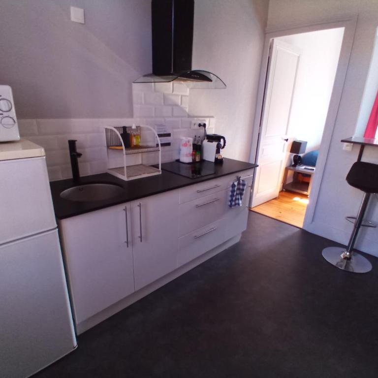 Studio Calme avec Jardin, T6 Mermoz-Moselle & Métro D Mermoz-Pinel, Proche Hôpital Mermoz, Édouard Herriot, Centre Formation APTH BVT - Appartement 1 Chambre - 3