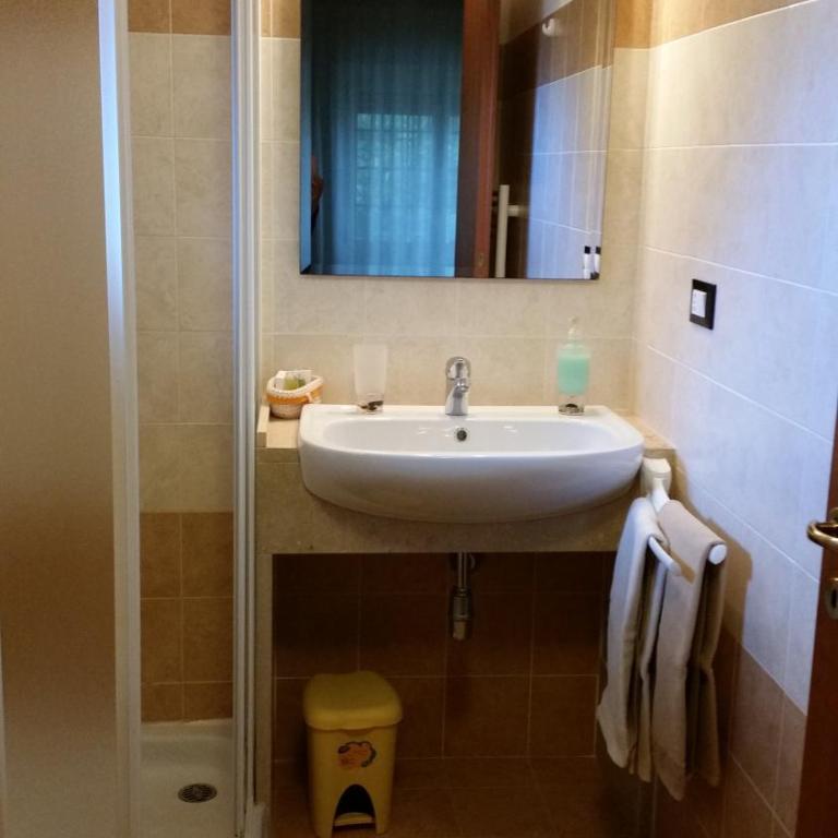 Bed&Breakfast L'Oasi - Camera Matrimoniale/Doppia con Letti Singoli con Bagno Privato - 1