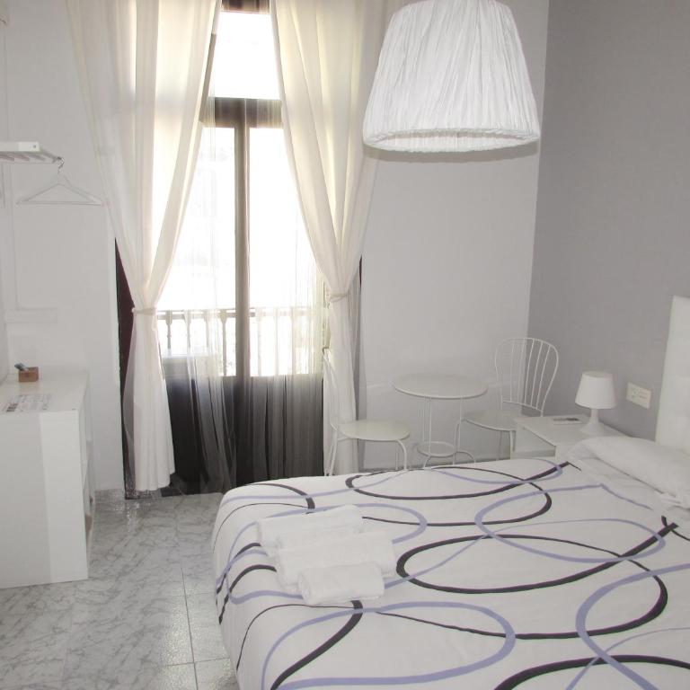 Pensió Cerdanya - Double Room with Private Bathroom and Balcony - 2