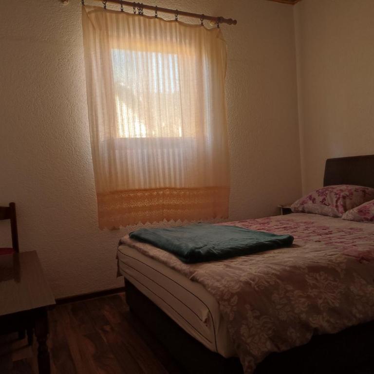 Apartments & Rooms Vitko - Economy Triple Room with Shared Bathroom - 3