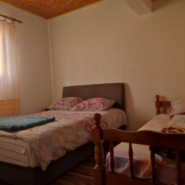 Apartments & Rooms Vitko - Economy Triple Room with Shared Bathroom - 4