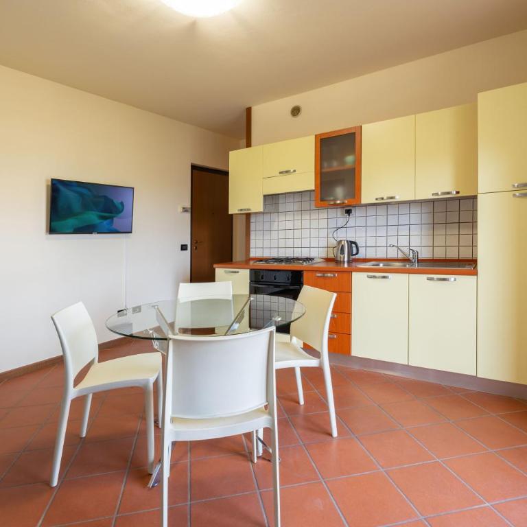 HOST4U - MARGE Beautiful Apartment with Pool and Private Parking in Padenghe del Garda - Deluxe Apartment - 20