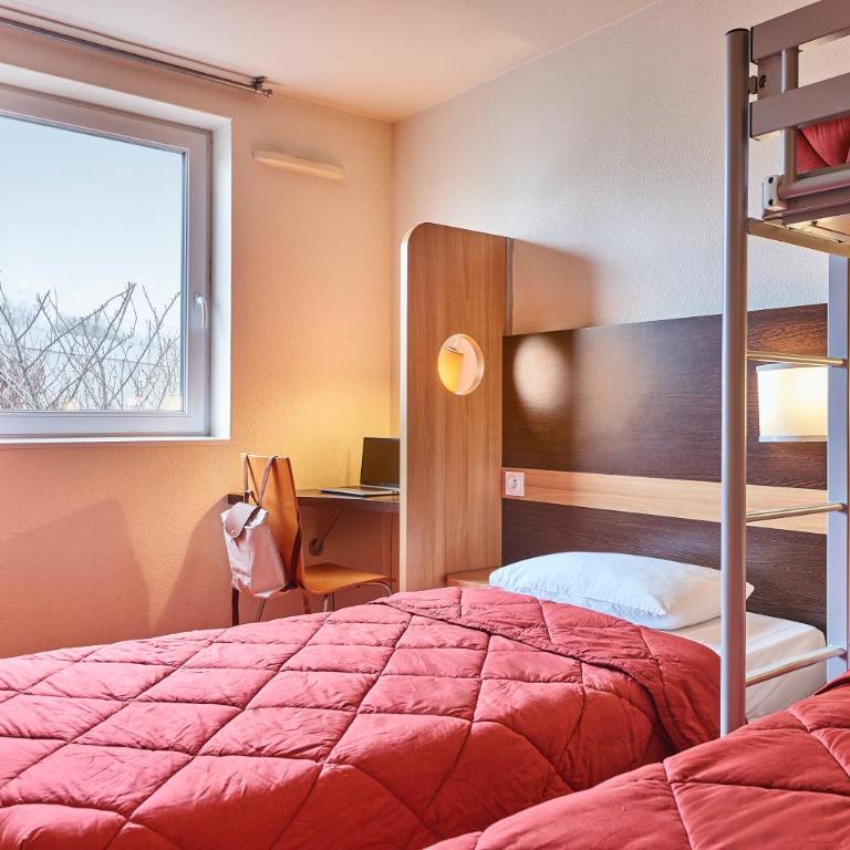 Premiere Classe Le Mans Ouest Universite - Chambre Quadruple avec 1 Lit Double et 2 Lits Simples - 3