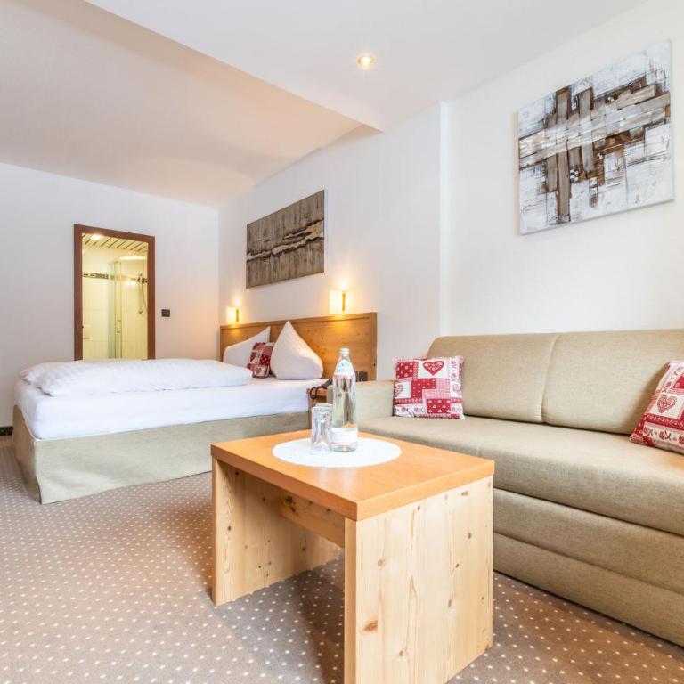 Sporthotel Cristall - Doppelzimmer mit Balkon und Bergblick - 1