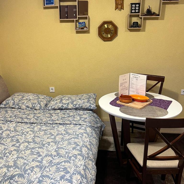Green Hills II by Rent a car MI - One-Bedroom Apartment - 3