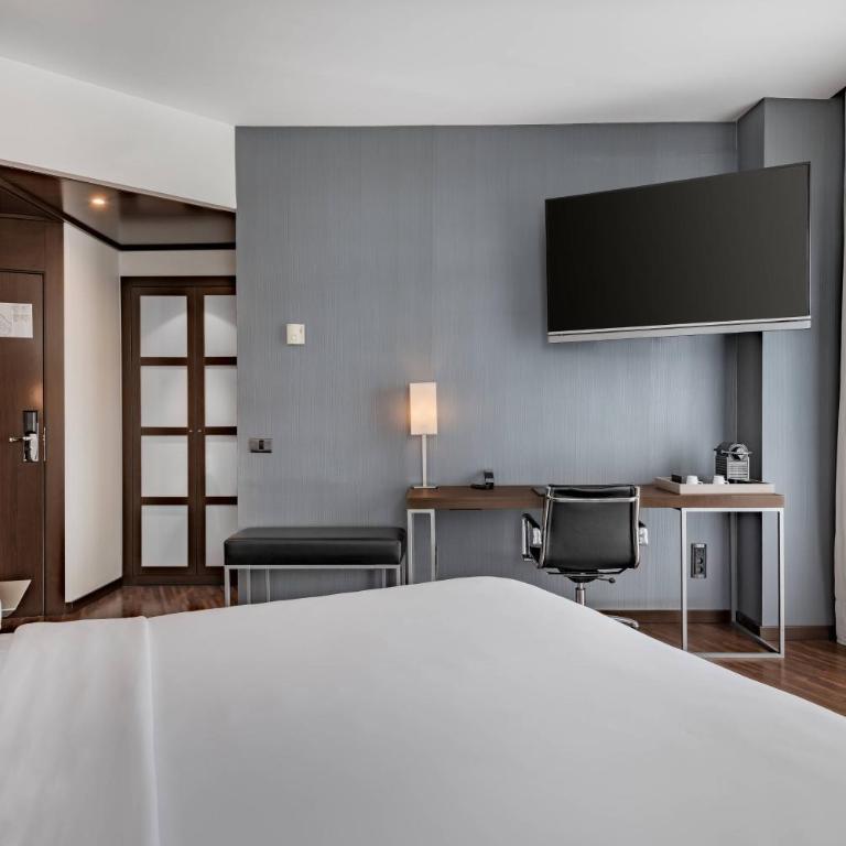 AC Hotel Burgos by Marriott - Habitación Estándar Plus con cama extragrande y vistas a la ciudad - 1