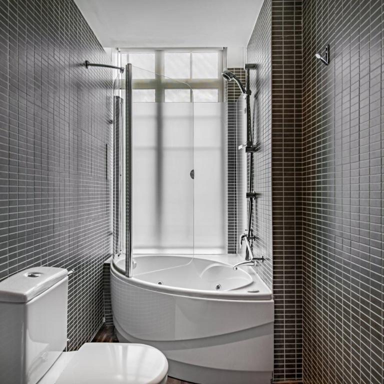 AC Hotel Burgos by Marriott - Habitación Estándar Plus con cama extragrande y vistas a la ciudad - 3