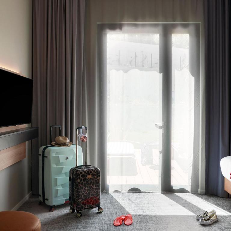 Moxy Antibes Sophia Antipolis - Moxy Queen Room with Pool Access and Terrace - 2