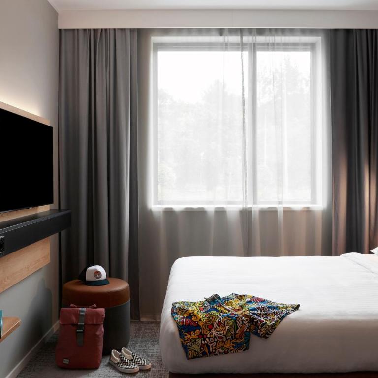 Moxy Antibes Sophia Antipolis - Moxy Queen Room with Pool Access and Terrace - 5