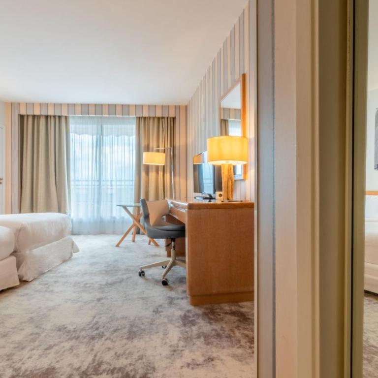 Holiday Inn Nice - Port St Laurent by IHG - Chambre Double Standard avec 2 Lits Doubles - Vue sur Ville - 12