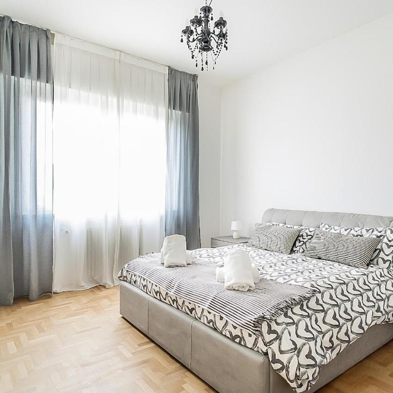 Elegant & Spacious - 30 min from Venice - King beds! - Three-Bedroom Apartment - 25